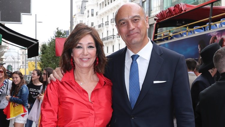 Ana Rosa Quintana y Juan Muñoz llegando a la boda de unos amigos