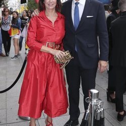 Ana Rosa Quintana y Juan Muñoz llegando a la boda de unos amigos