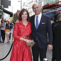 Ana Rosa Quintana y Juan Muñoz llegando a la boda de unos amigos