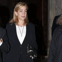 La Infanta Elena y la Infanta Cristina en el funeral de Germán López Madrid