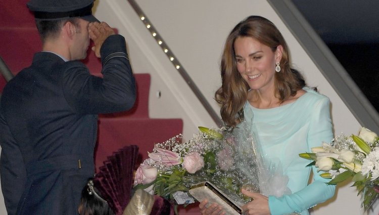 Kate Middleton a su llegada a Pakistán para su visita oficial