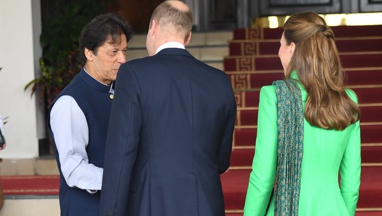 Los Duques de Cambridge, de espaldas, conociendo al Primer Ministro Pakistaní