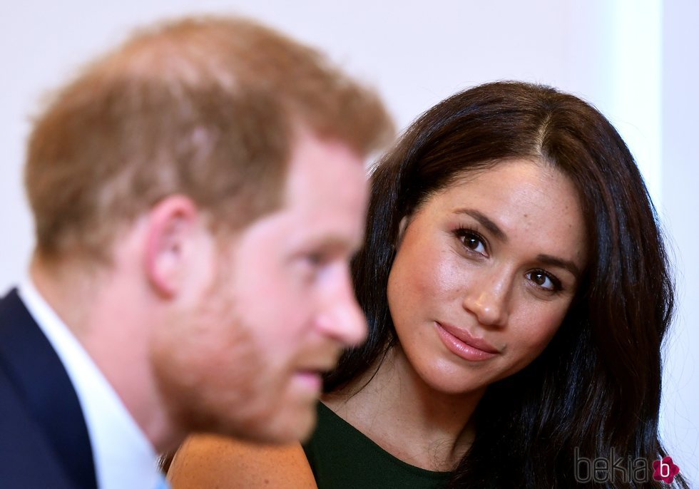 Meghan Markle mira con cariño al Príncipe Harry en los Well Child Awards 2019