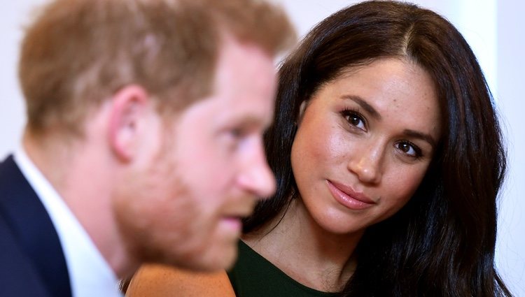 Meghan Markle mira con cariño al Príncipe Harry en los Well Child Awards 2019