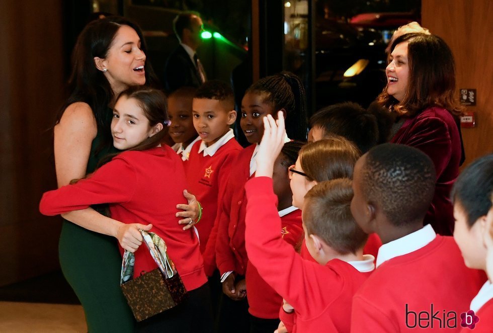 Una niña abraza a Megan Markle en los Well Child Awards 2019