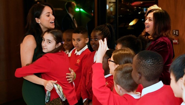 Una niña abraza a Megan Markle en los Well Child Awards 2019