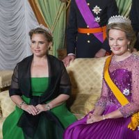 María Teresa de Luxemburgo, Matilde de Bélgica y Stéphanie de Luxemburgo en la cena por la Visita de Estado de los Reyes de Bélgica