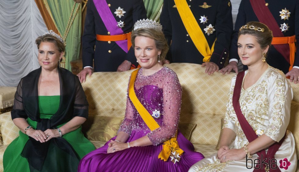 María Teresa de Luxemburgo, Matilde de Bélgica y Stéphanie de Luxemburgo en la cena por la Visita de Estado de los Reyes de Bélgica