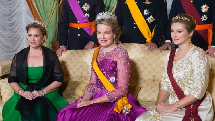 María Teresa de Luxemburgo, Matilde de Bélgica y Stéphanie de Luxemburgo en la cena por la Visita de Estado de los Reyes de Bélgica