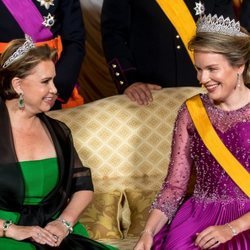 María Teresa de Luxemburgo, Matilde de Bélgica, muy cómplices en la cena por la Visita de Estado de los Reyes de Bélgica