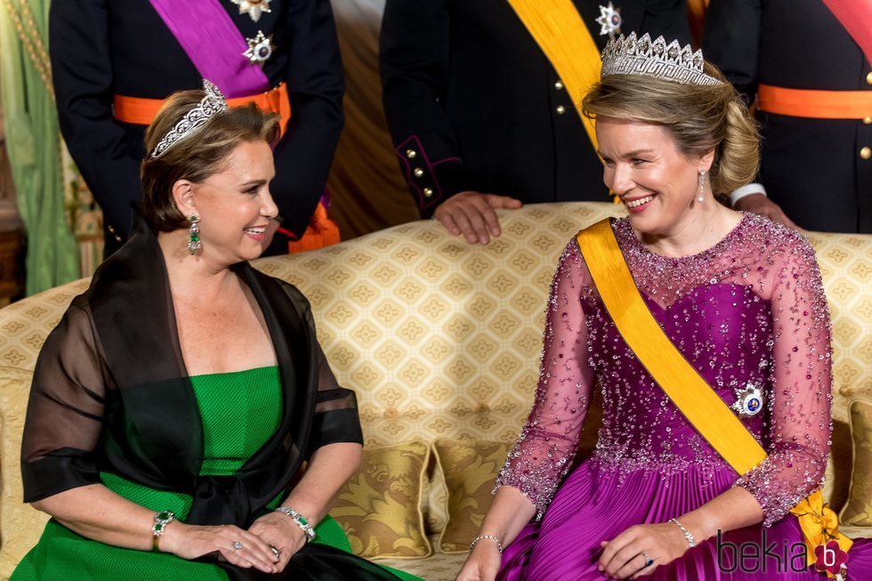 María Teresa de Luxemburgo, Matilde de Bélgica, muy cómplices en la cena por la Visita de Estado de los Reyes de Bélgica