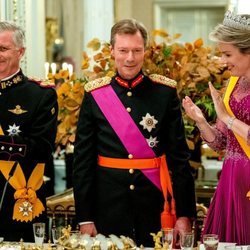 Enrique de Luxemburgo con Felipe y Matilde de Bélgica en la cena por la Visita de Estado de los Reyes de Bélgica