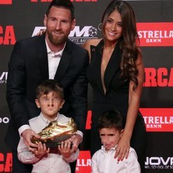 Leo Mesis y Antonella Roccuzzo con sus hijos Thiago y Mateo en la entrega de la Bota de Oro 2019