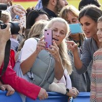 La Reina Letizia y la Princesa Leonor saludando a la gente en su primera visita oficial a Oviedo