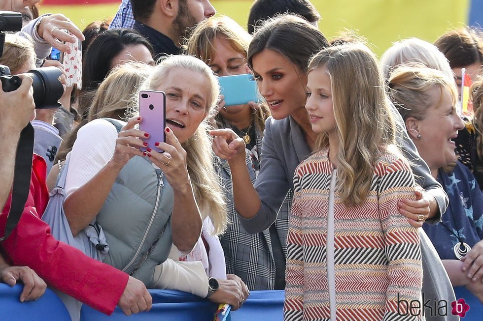 La Reina Letizia y la Princesa Leonor saludando a la gente en su primera visita oficial a Oviedo