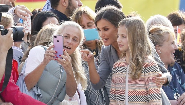 La Reina Letizia y la Princesa Leonor saludando a la gente en su primera visita oficial a Oviedo