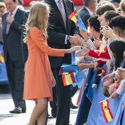 El Rey Felipe y la Infanta Sofía saludando a la gente en su visita a Oviedo