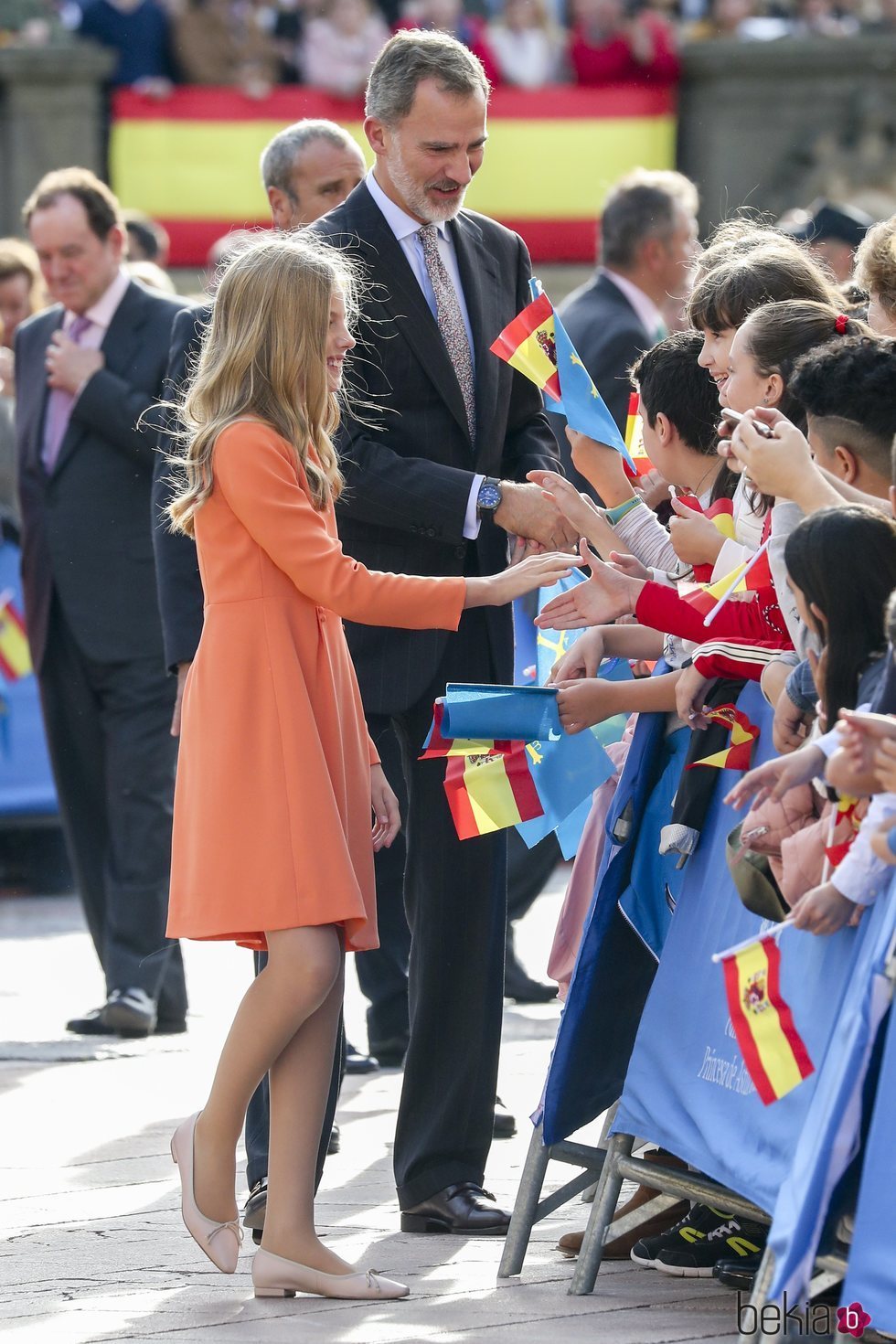 El Rey Felipe y la Infanta Sofía saludando a la gente en su visita a Oviedo