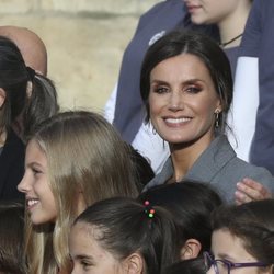 La Reina Letizia, muy feliz y eufórica con un coro de niños en su visita a Oviedo