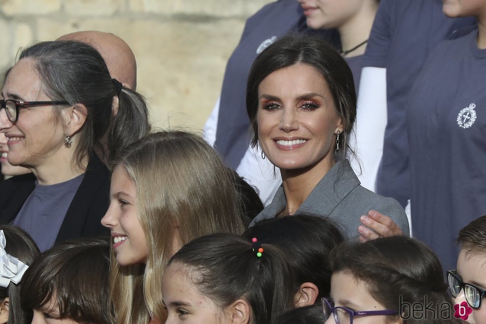 La Reina Letizia, muy feliz y eufórica con un coro de niños en su visita a Oviedo