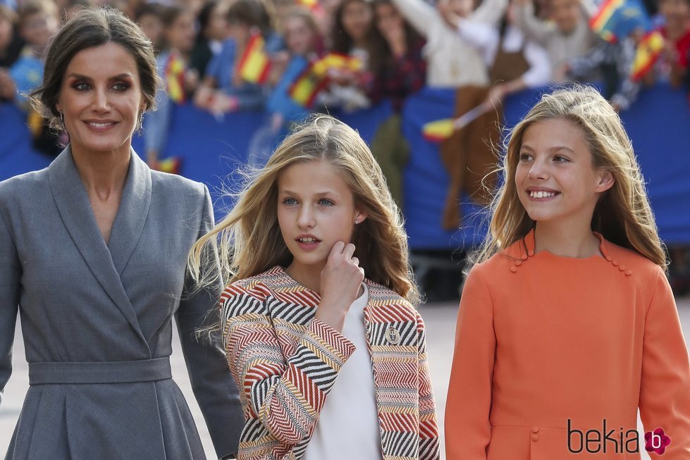 La Princesa Leonor en su primera visita oficial a Oviedo acompañada de la Reina Letizia y de a Infanta Sofía