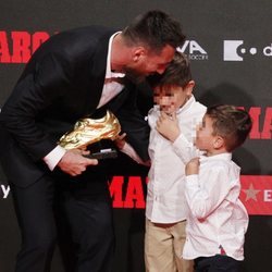 Leo Messi con sus hijos Mateo y Thiago en la entrega de su sexta Bota de Oro