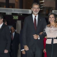 Lo Reyes Felipe y Letizia, agarrados en el Concierto de los Premios Princesa de Asturias 2019