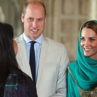 Los Duques de Cambridge juntos conociendo a personas en Pakistán