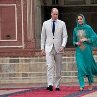 Los Duques de Cambridge caminando juntos en su viaje oficial por Pakistán