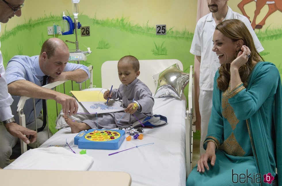 Los Duques de Cambridge jugando con un niño en un hospital infantil en Pakistán