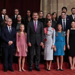 Los Reyes Felipe y Letizia, la Princesa Leonor y la Infanta Sofía con los ganadores de los premios Fin de Carrera 2019 de la Universidad de Oviedo