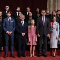 Los Reyes Felipe y Letizia, la Princesa Leonor y la Infanta Sofía con los ganadores de los premios Fin de Carrera 2019 de la Universidad de Oviedo