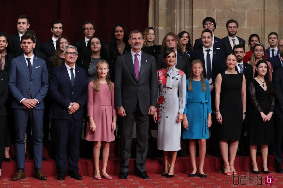 Los Reyes Felipe y Letizia, la Princesa Leonor y la Infanta Sofía con los ganadores de los premios Fin de Carrera 2019 de la Universidad de Oviedo