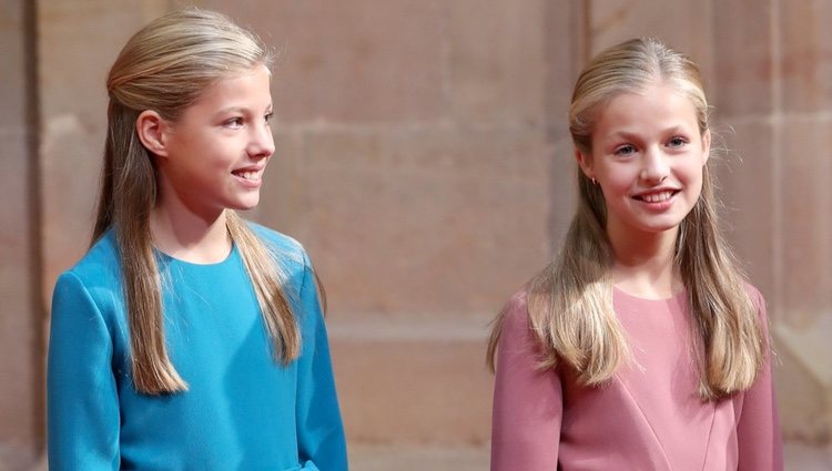 La Princesa Leonor y la Infanta Sofía en la recepción previa a los Premios Princesa de Asturias 2019