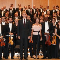 Los Reyes Felipe y Letizia con la orquesta en el Concierto de los Premios Princesa de Asturias 2019