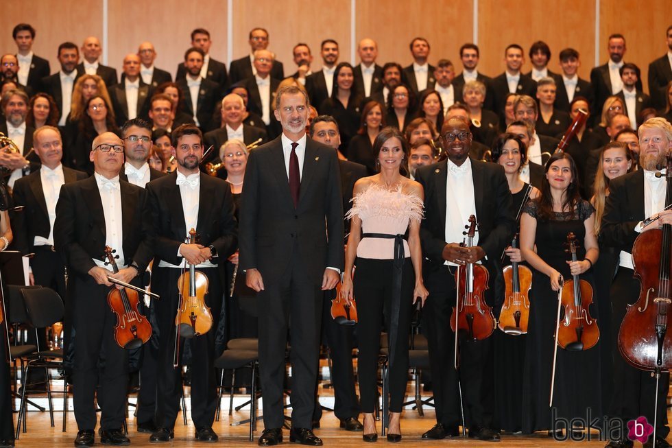 Los Reyes Felipe y Letizia con la orquesta en el Concierto de los Premios Princesa de Asturias 2019