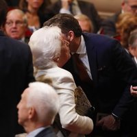 Robert Gavin Bonnar saluda a Menchu Álvarez del Valle junto a Telma Ortiz en los Premios Princesa de Asturias 2019