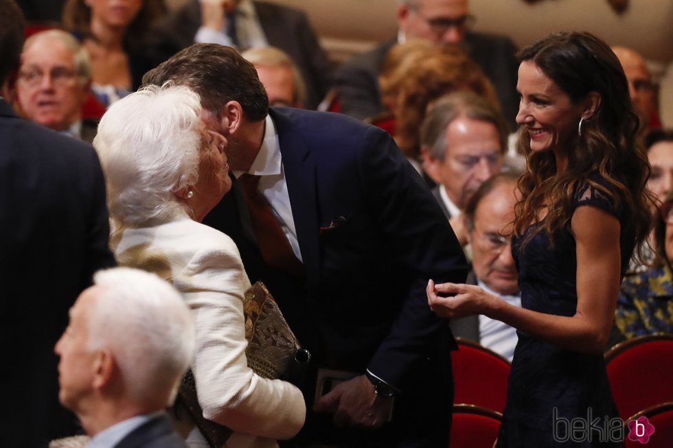 Robert Gavin Bonnar saluda a Menchu Álvarez del Valle junto a Telma Ortiz en los Premios Princesa de Asturias 2019