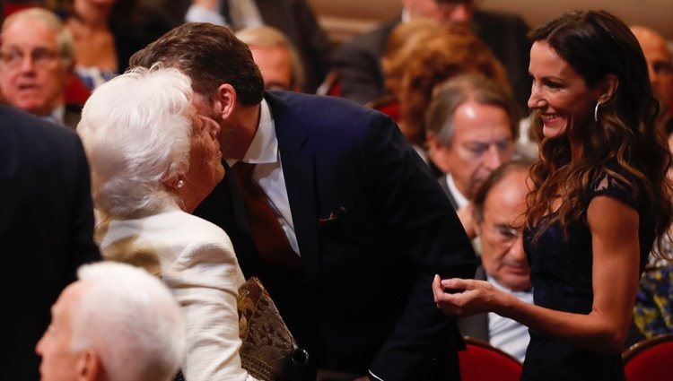 Robert Gavin Bonnar saluda a Menchu Álvarez del Valle junto a Telma Ortiz en los Premios Princesa de Asturias 2019