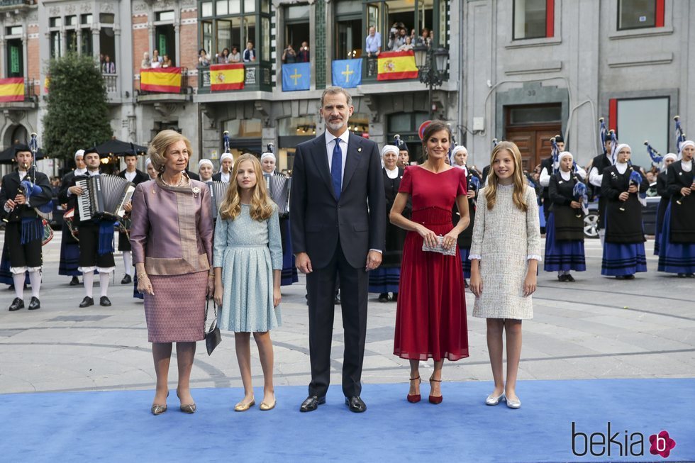 Los Reyes Felipe y Letizia, la Princesa Leonor, la Infanta Sofía y la Reina Sofía a su llegada los Premios Princesa de Asturias 2019