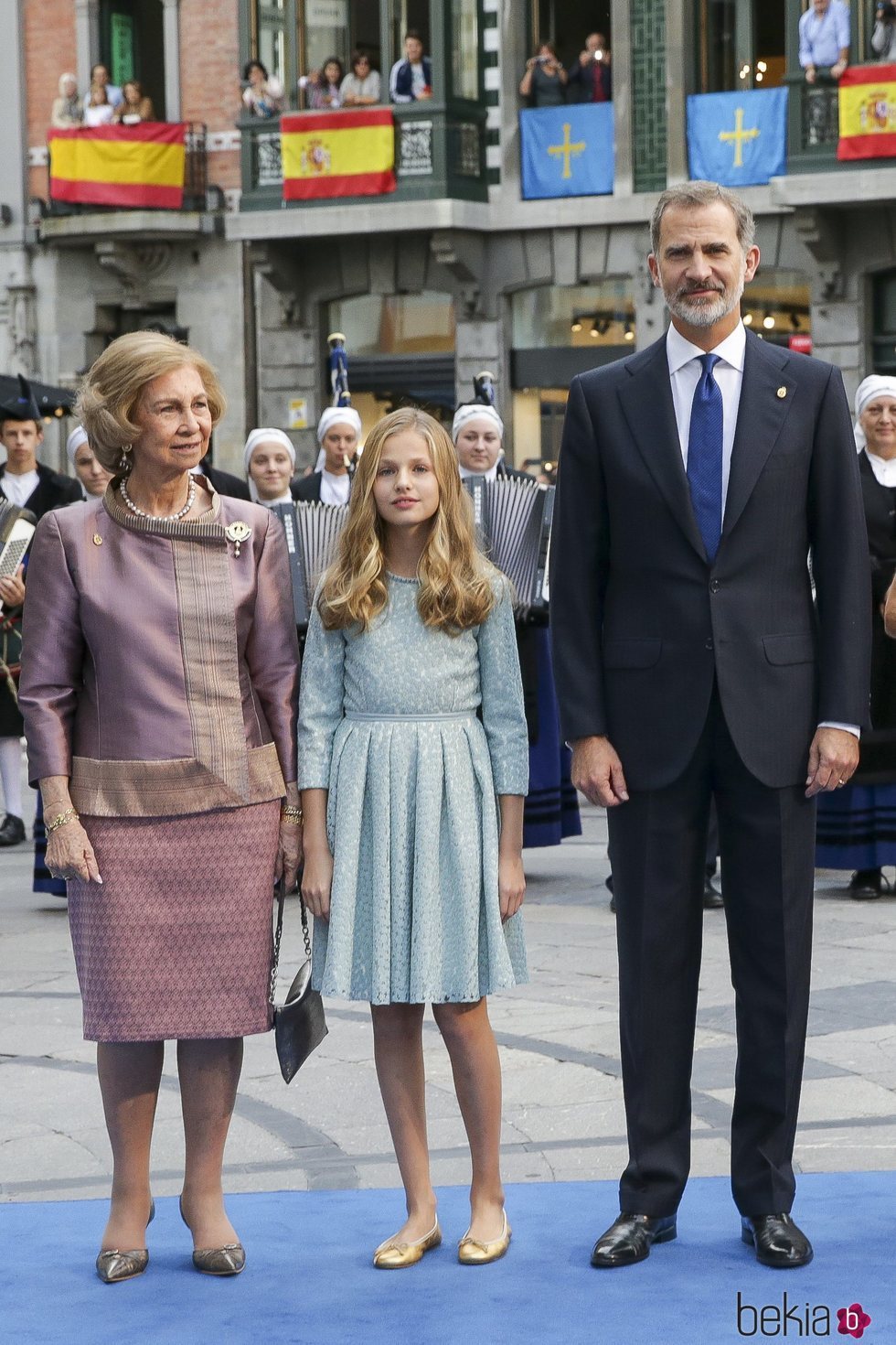 La Reina Sofía, la Princesa Leonor y el Rey Felipe VI a su llegada a los Premios Princesa de Asturias 2019