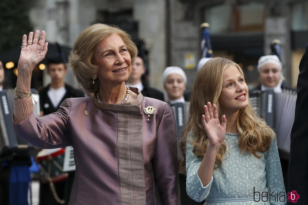 La Reina Sofía y la Princesa Leonor saludan a su llegada a los Premios Princesa de Asturias 2019