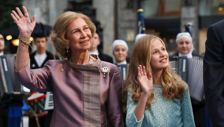 La Reina Sofía y la Princesa Leonor saludan a su llegada a los Premios Princesa de Asturias 2019