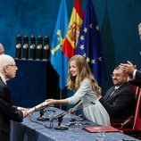 La Princesa Leonor entrega el Premio Princesa de Asturias de las Artes a Peter Brook en presencia del Rey Felipe