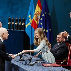 La Princesa Leonor entrega el Premio Princesa de Asturias de las Artes a Peter Brook en presencia del Rey Felipe