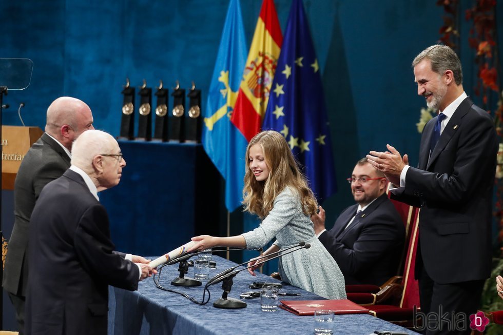 La Princesa Leonor entrega el Premio Princesa de Asturias de las Artes a Peter Brook en presencia del Rey Felipe