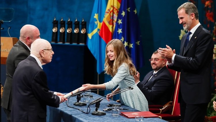 La Princesa Leonor entrega el Premio Princesa de Asturias de las Artes a Peter Brook en presencia del Rey Felipe