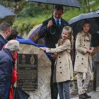 La Princesa Leonor destapando un placa en la entrega del Premio Pueblo Ejemplar 2019