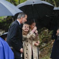 La Princesa Leonor tapando con el paraguas al Rey Felipe VI en Asiegu, Pueblo Ejemplar 2019