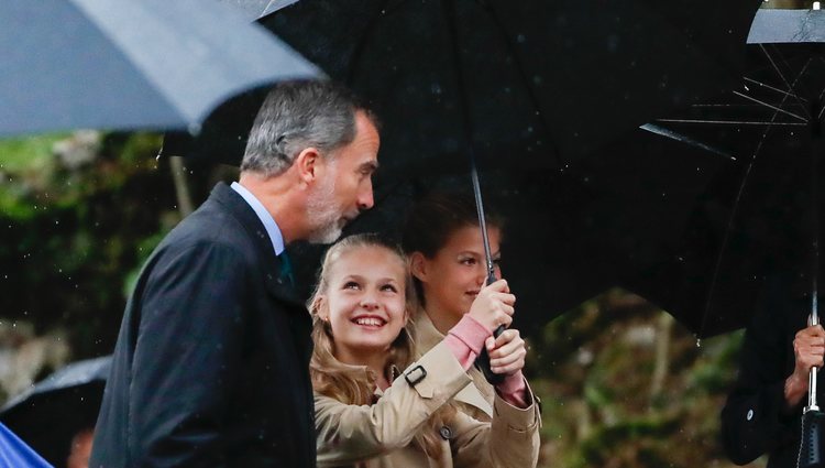 La Princesa Leonor tapando con el paraguas al Rey Felipe VI en Asiegu, Pueblo Ejemplar 2019